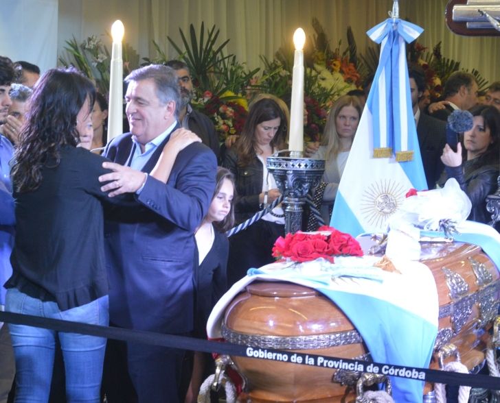 ÚLTIMO ADIOS. Cientos de personas asisten al funeral del tres veces exgobernador José Manuel de la Sota en el Centro Cívico.