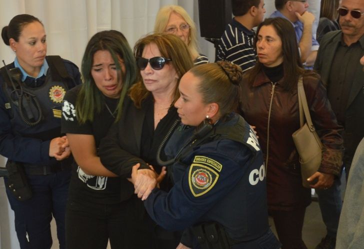 ÚLTIMO ADIOS. Cientos de personas asisten al funeral del tres veces exgobernador José Manuel de la Sota en el Centro Cívico.