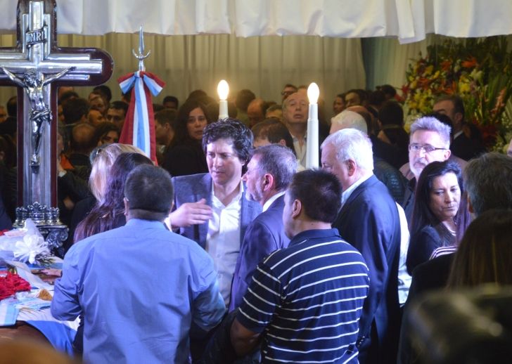 ÚLTIMO ADIOS. Cientos de personas asisten al funeral del tres veces exgobernador José Manuel de la Sota en el Centro Cívico.