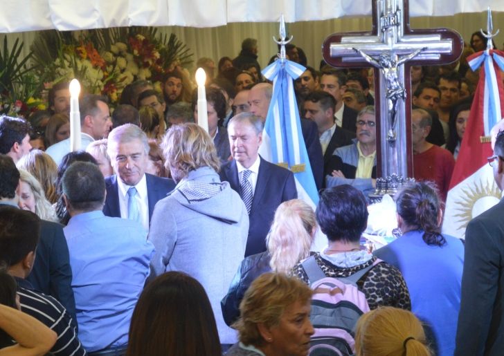ÚLTIMO ADIOS. Cientos de personas asisten al funeral del tres veces exgobernador José Manuel de la Sota en el Centro Cívico.