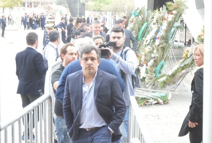 ÚLTIMO ADIOS. Cientos de personas asisten al funeral del tres veces exgobernador José Manuel de la Sota en el Centro Cívico.