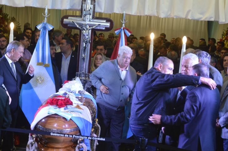 ÚLTIMO ADIOS. Cientos de personas asisten al funeral del tres veces exgobernador José Manuel de la Sota en el Centro Cívico.