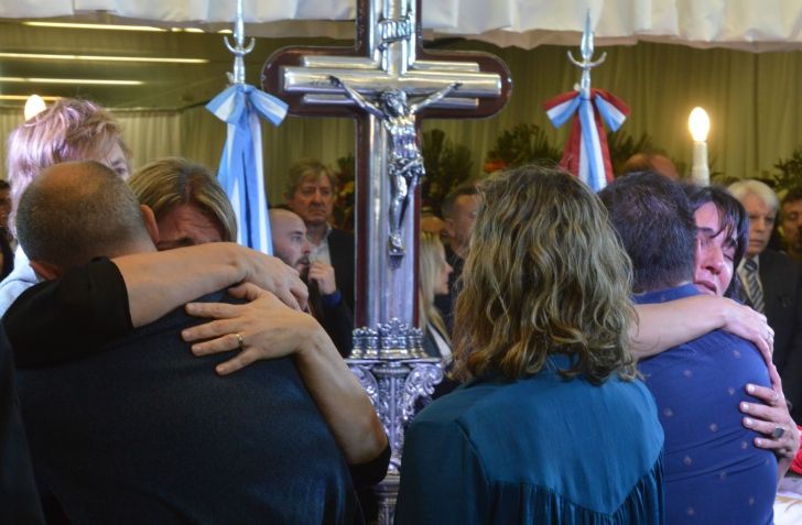 ÚLTIMO ADIOS. Cientos de personas asisten al funeral del tres veces exgobernador José Manuel de la Sota en el Centro Cívico.