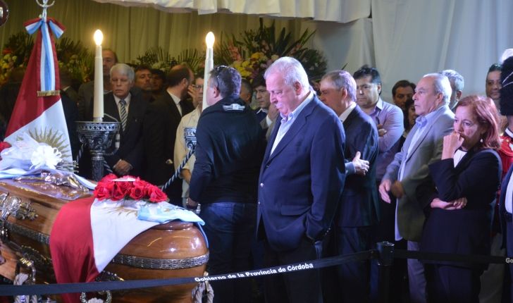 ÚLTIMO ADIOS. Cientos de personas asisten al funeral del tres veces exgobernador José Manuel de la Sota en el Centro Cívico.