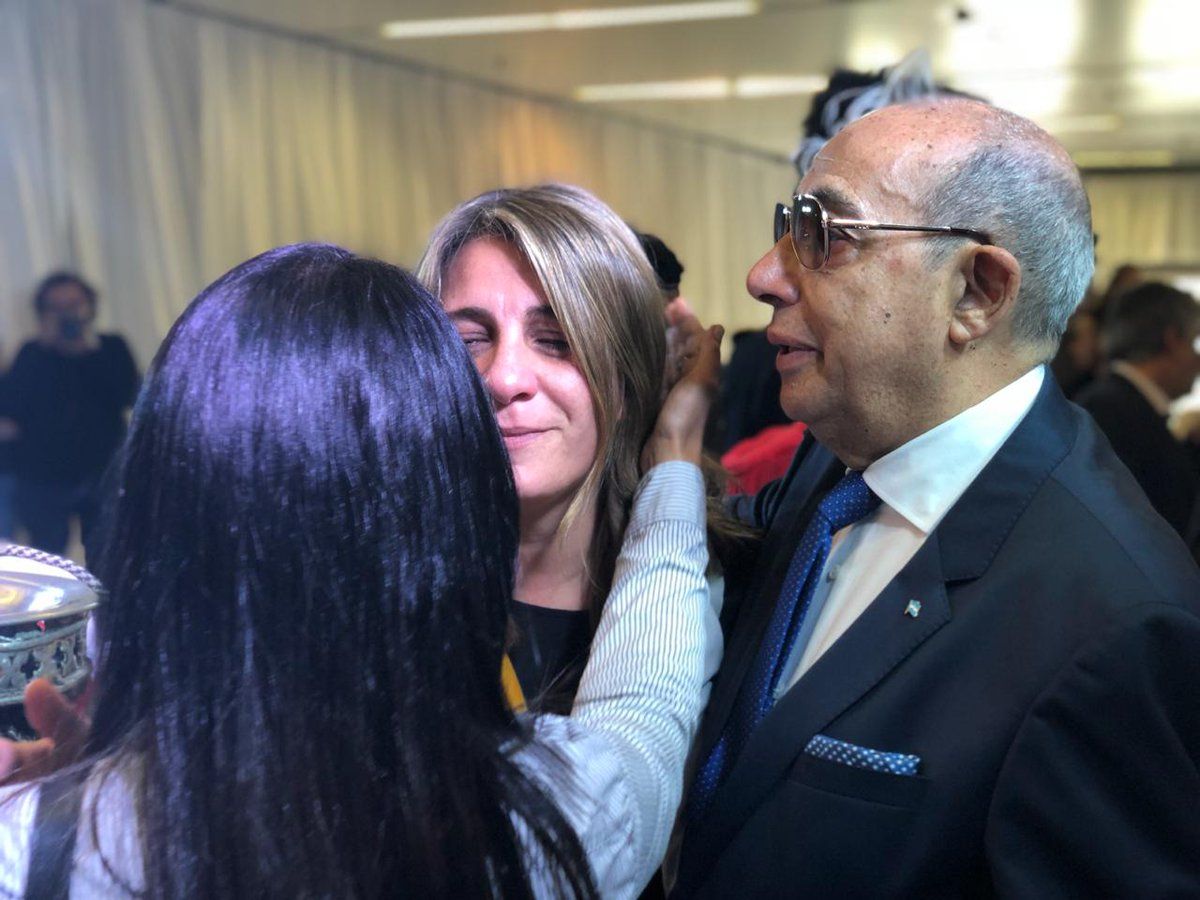 ÚLTIMO ADIOS. Cientos de personas asisten al funeral del tres veces exgobernador José Manuel de la Sota en el Centro Cívico.