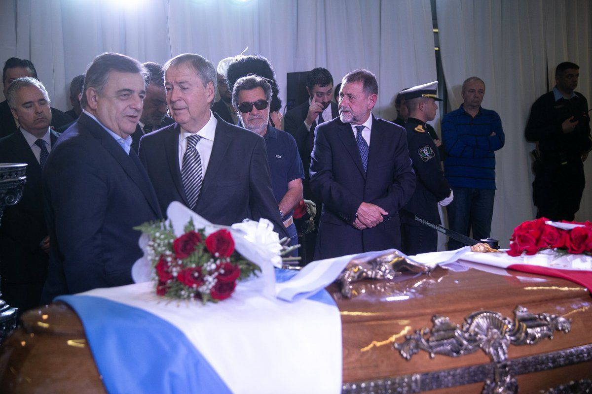 ÚLTIMO ADIOS. Cientos de personas asisten al funeral del tres veces exgobernador José Manuel de la Sota en el Centro Cívico.