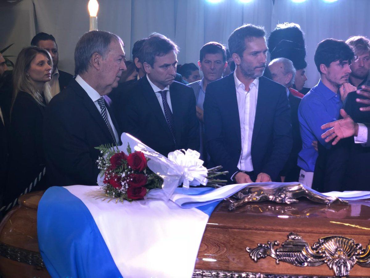 ÚLTIMO ADIOS. Cientos de personas asisten al funeral del tres veces exgobernador José Manuel de la Sota en el Centro Cívico.