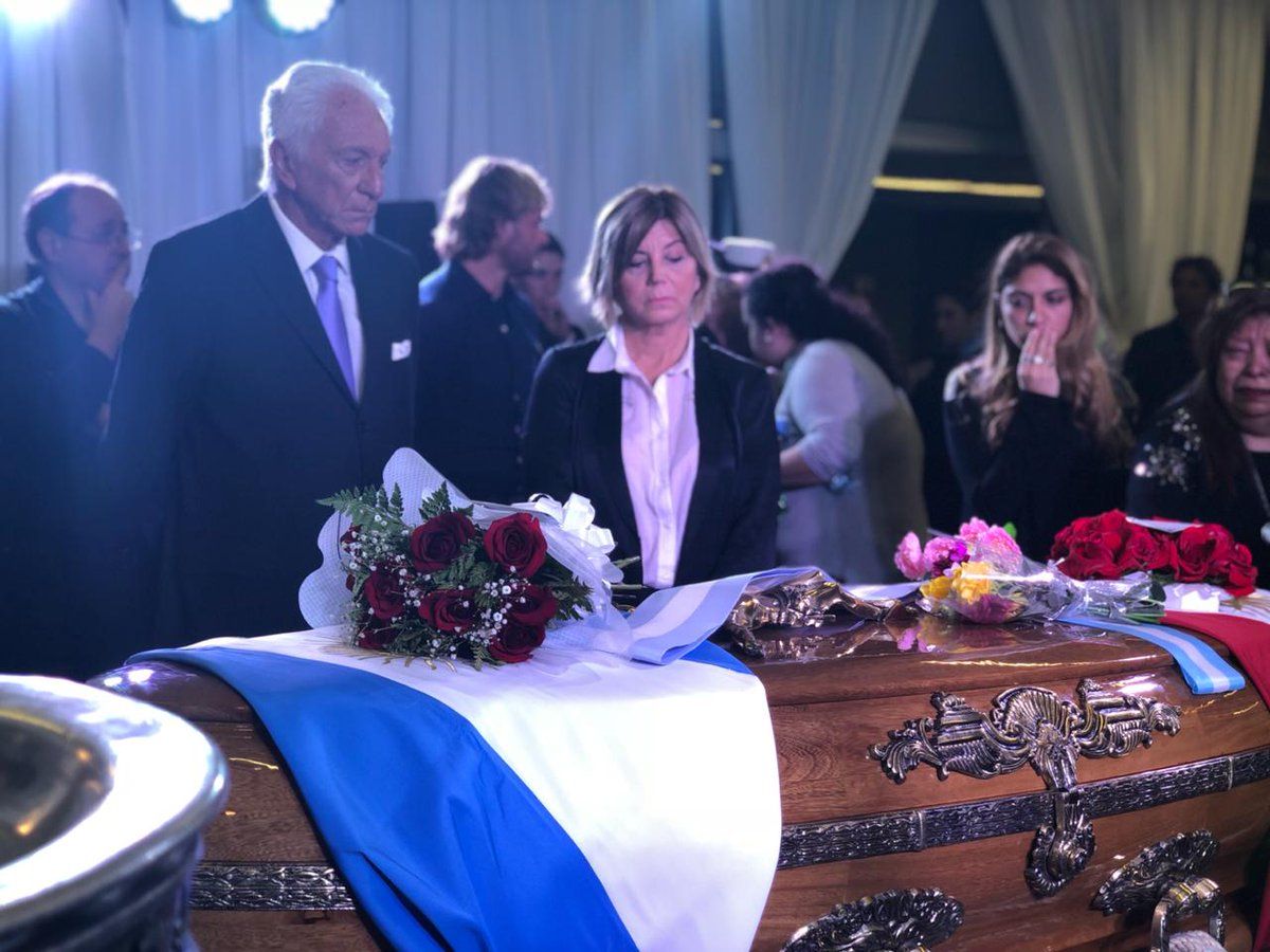 ÚLTIMO ADIOS. Cientos de personas asisten al funeral del tres veces exgobernador José Manuel de la Sota en el Centro Cívico.