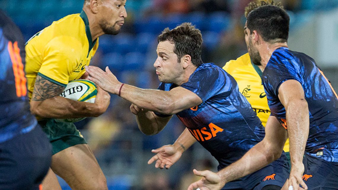 Argentina's Nicolás Sánchez tackles Australia's Israel Folau during their rugby union test match in the Gold Coast, Australia, on Saturday.