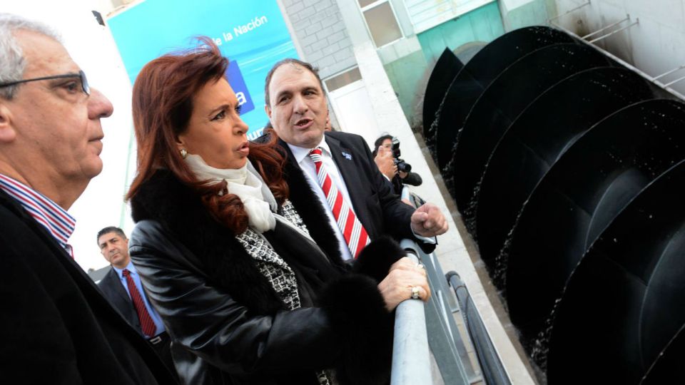 CFK inauguró la planta en 2014 pero las autoridades de Aysa estaban peleando contra Camargo Correa para que la empresa cumpliera el contrato. Lo lograron un año y medio después.
