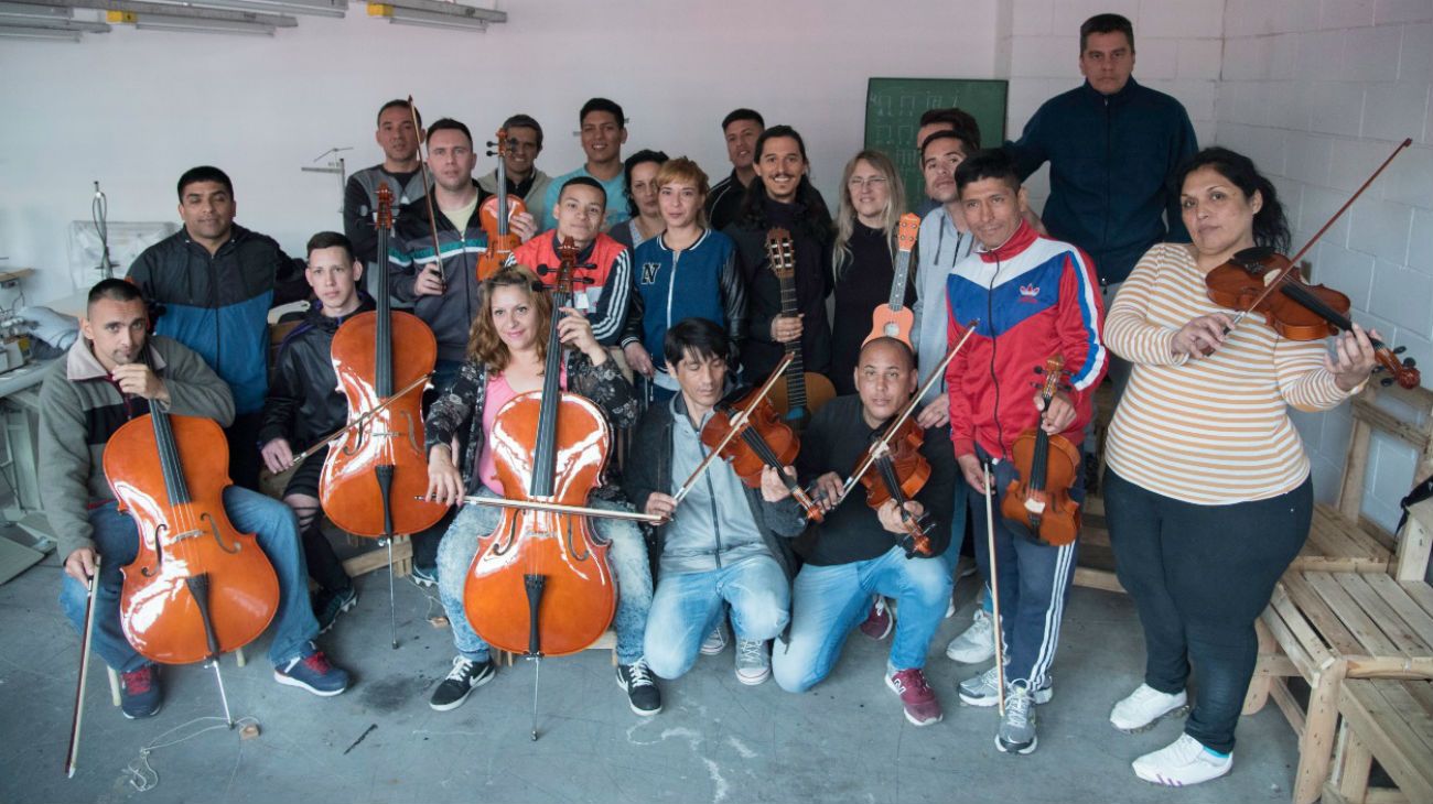 El grupo de músicos está compuesto por cinco mujeres y quince hombres. 