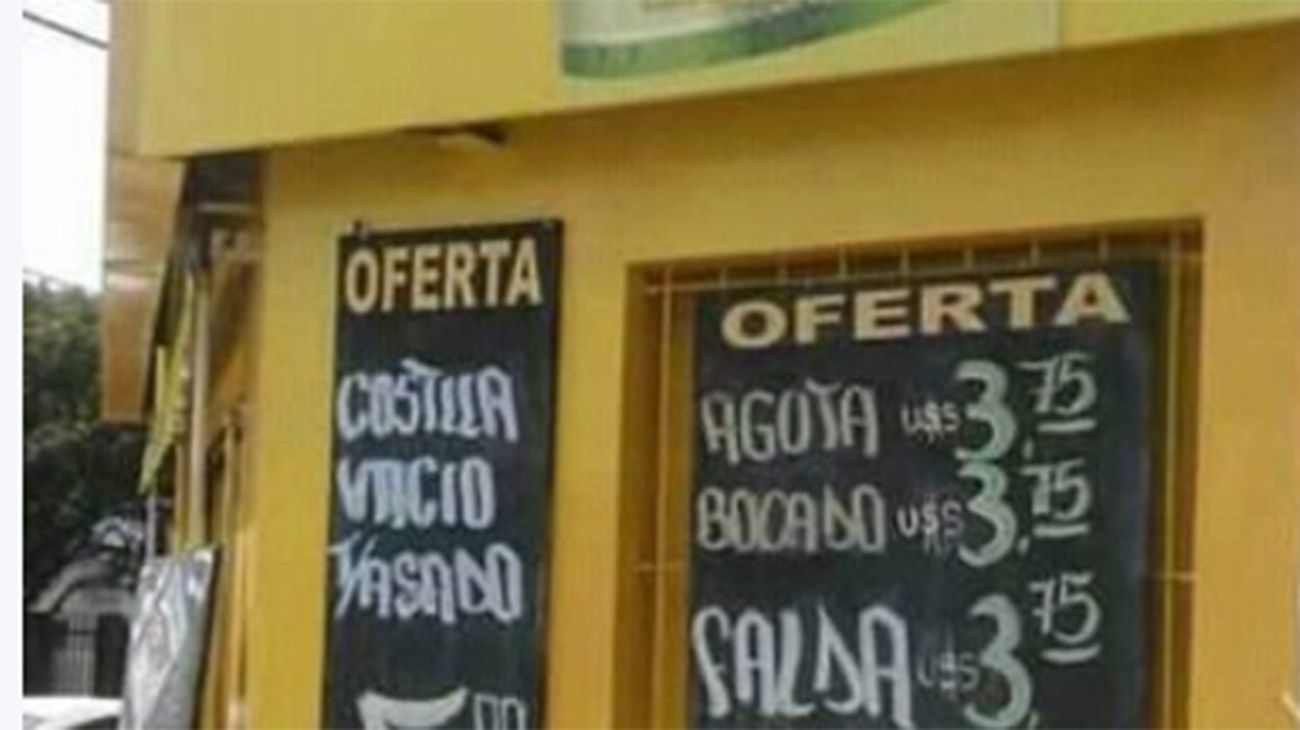 Una carnicería de Córdoba muestra sus precios en dólares.