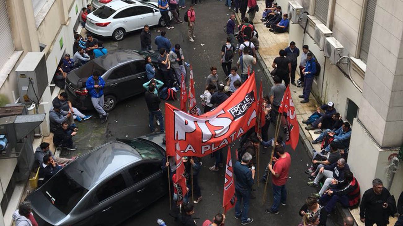 Trabajadores del Astillero Río Santiago ocuparon el Ministerio de Economía bonaerense.