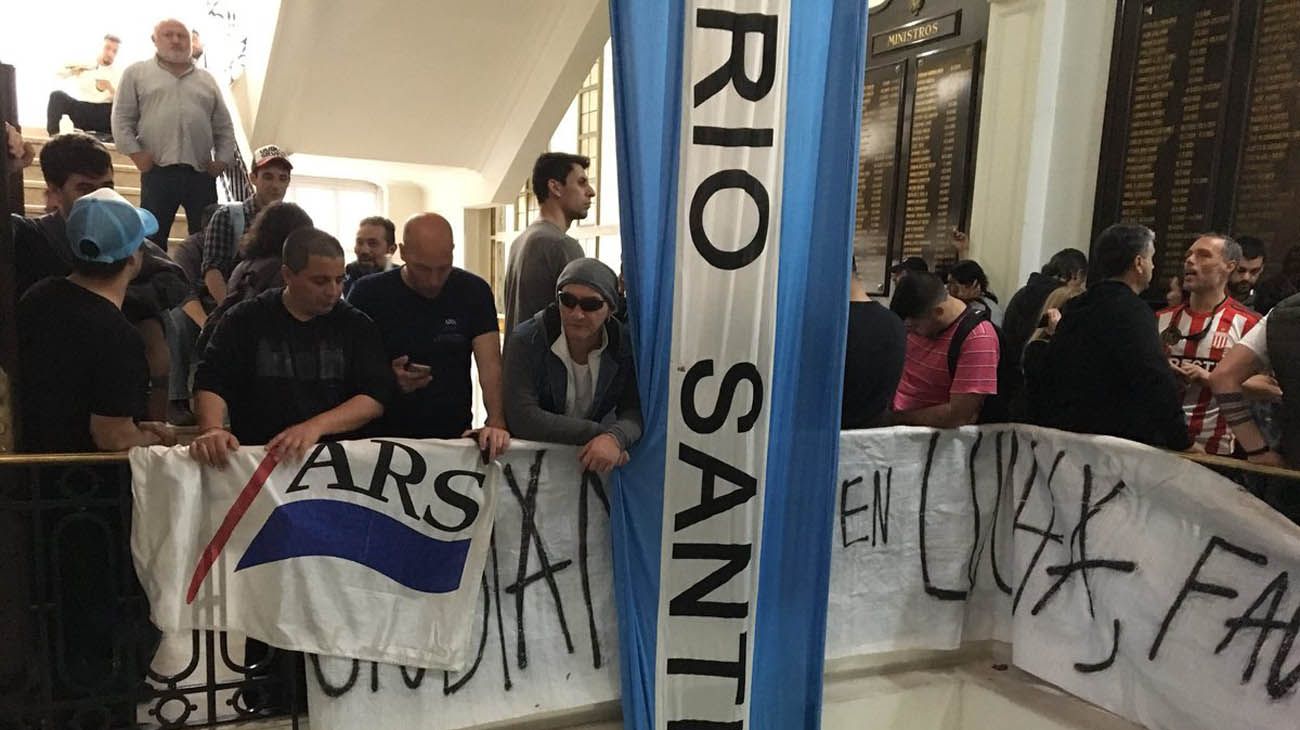 Trabajadores del Astillero Río Santiago ocuparon el Ministerio de Economía bonaerense.