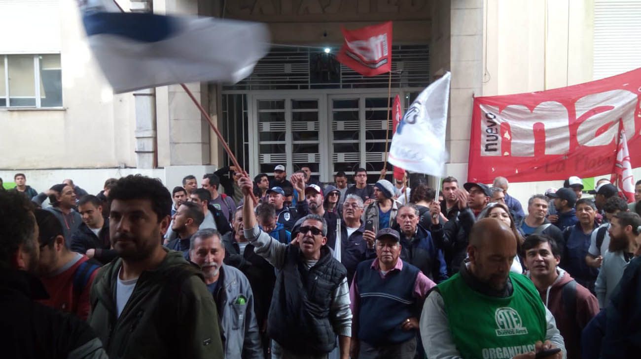 Trabajadores del Astillero Río Santiago ocuparon el Ministerio de Economía bonaerense.