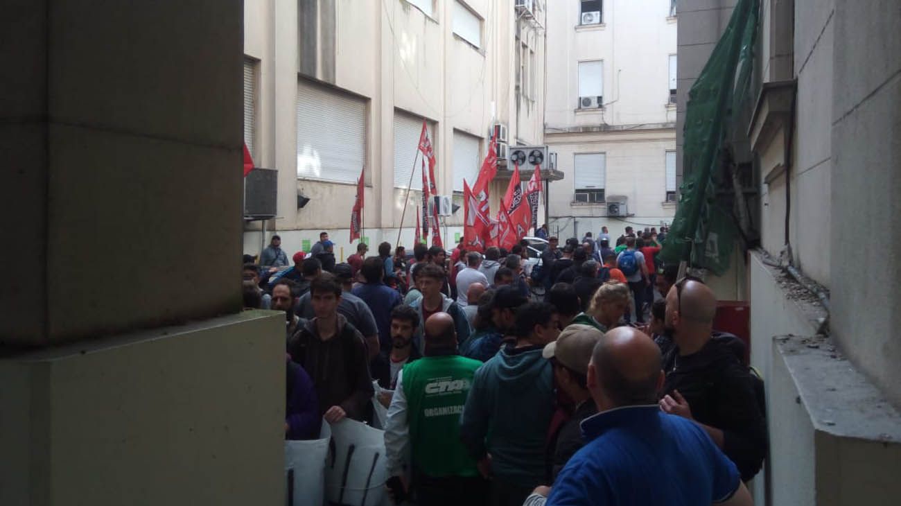 Trabajadores del Astillero Río Santiago ocuparon el Ministerio de Economía bonaerense.