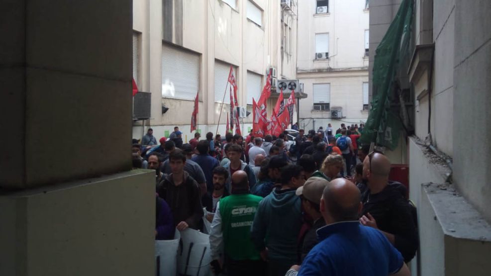 Trabajadores del Astillero Río Santiago ocuparon el Ministerio de Economía bonaerense