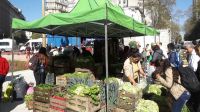 Feriazo en Plaza de Mayo: productores venden sus productos.