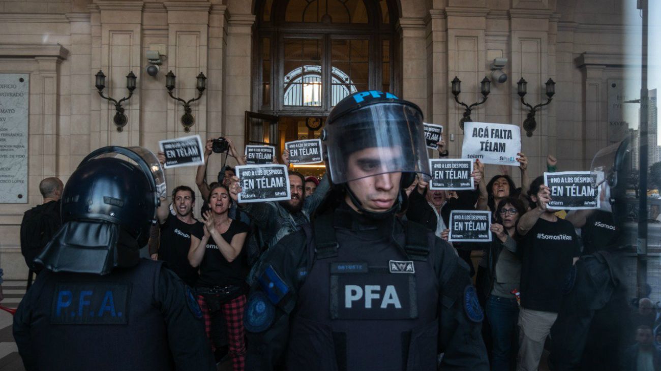 Trabajadores de la agencia Télam protestaron en el centro cultural porteño.