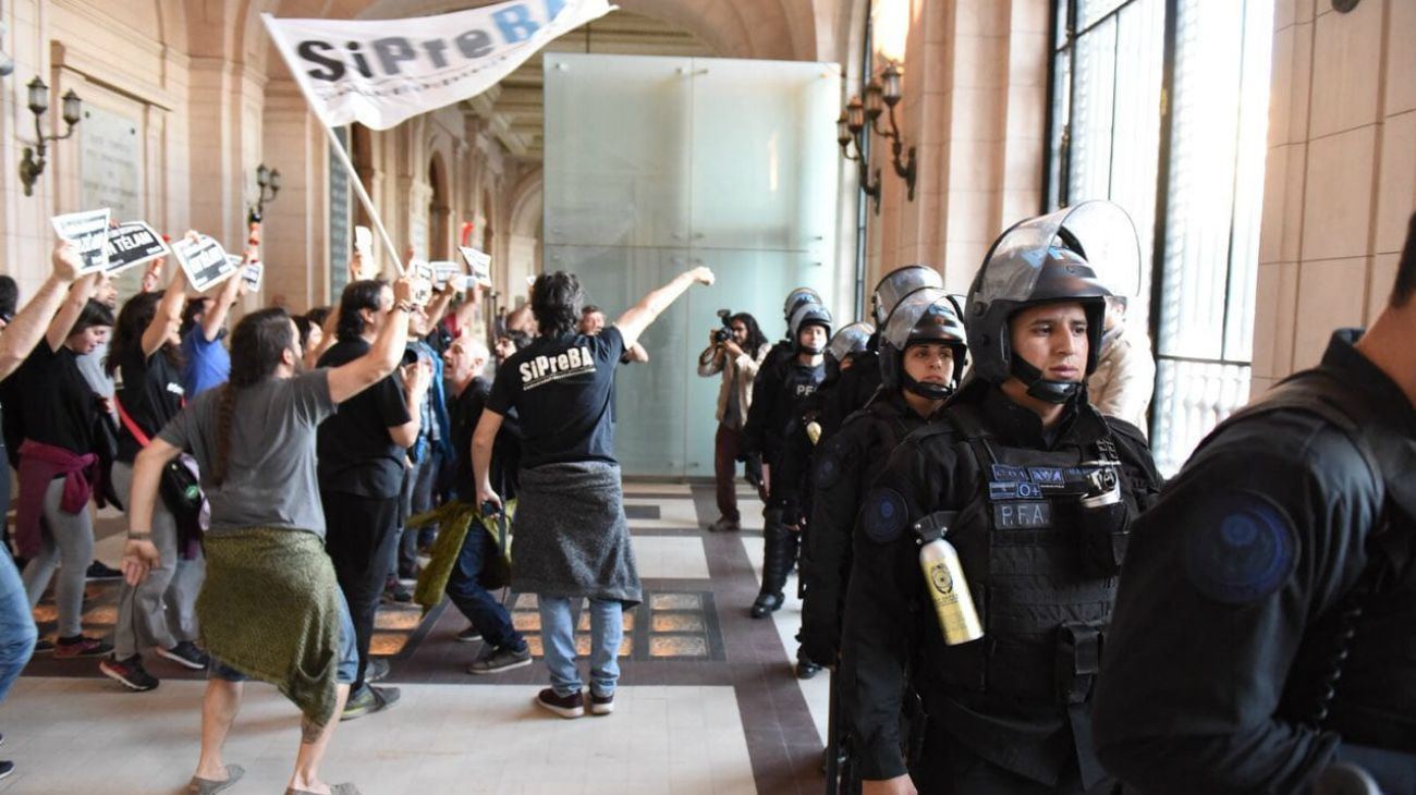 Trabajadores de la agencia Télam protestaron en el centro cultural porteño.