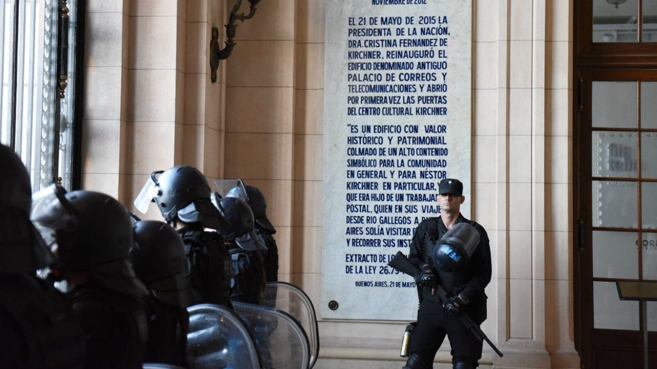 Trabajadores de la agencia Télam protestaron en el centro cultural porteño.