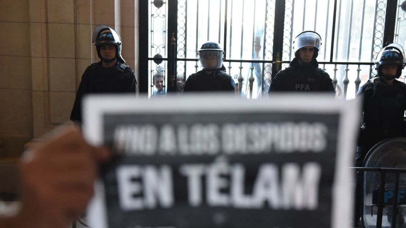 Trabajadores de la agencia Télam protestaron en el centro cultural porteño.