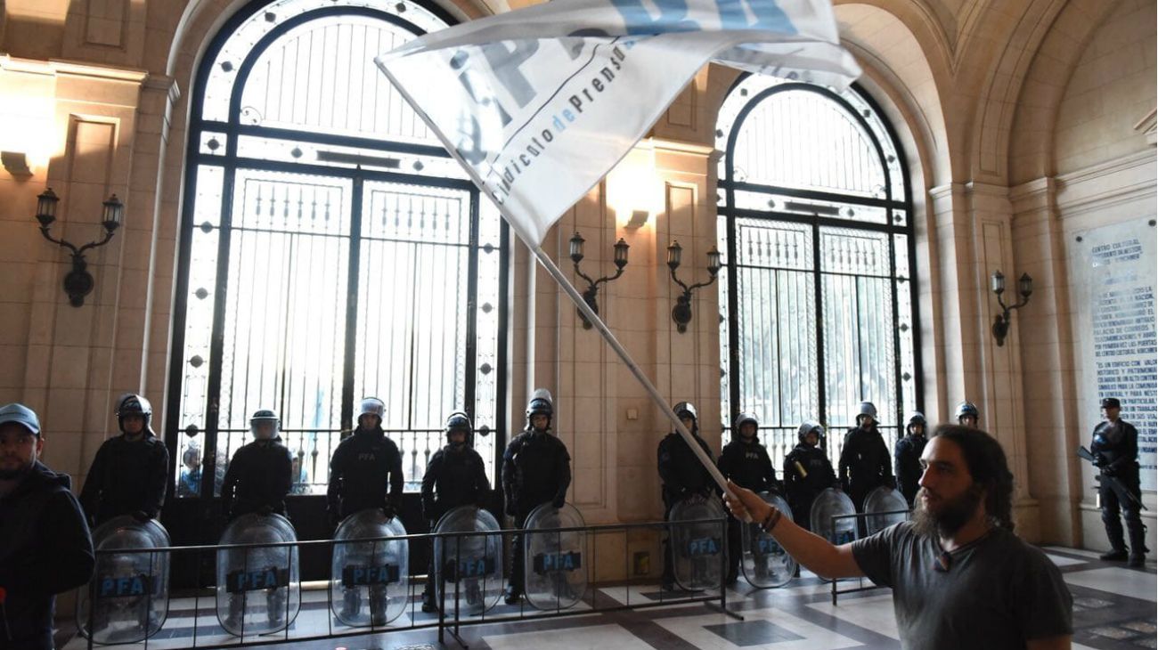 Trabajadores de la agencia Télam protestaron en el centro cultural porteño.