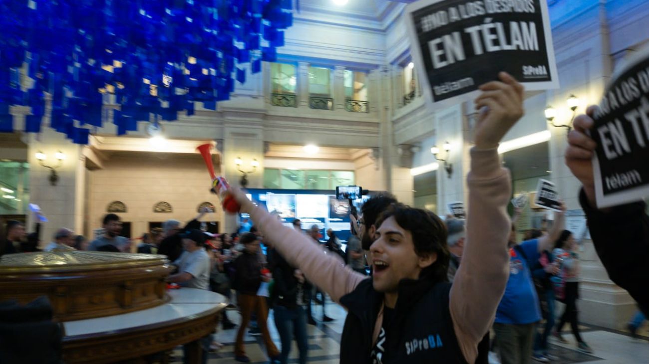 Trabajadores de la agencia Télam protestaron en el centro cultural porteño.