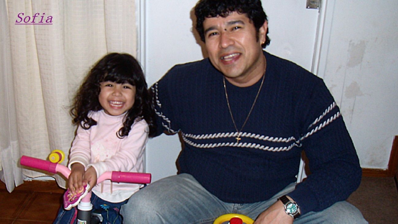 Sofía, junto a su papá Fabían Herrera. 