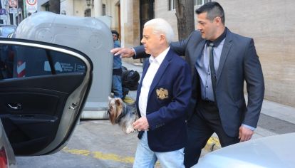 Viernes 21. El ex magistrado sale de su departamento y sube a un auto de su custodia.