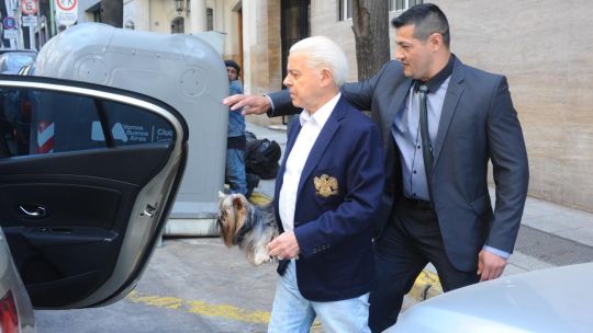 Viernes 21. El ex magistrado sale de su departamento y sube a un auto de su custodia.