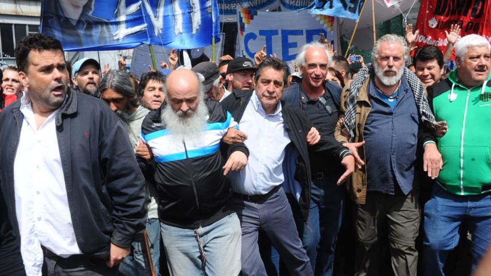 Daniel Menéndez y Emilio Pérsico, referentes de la marcha.