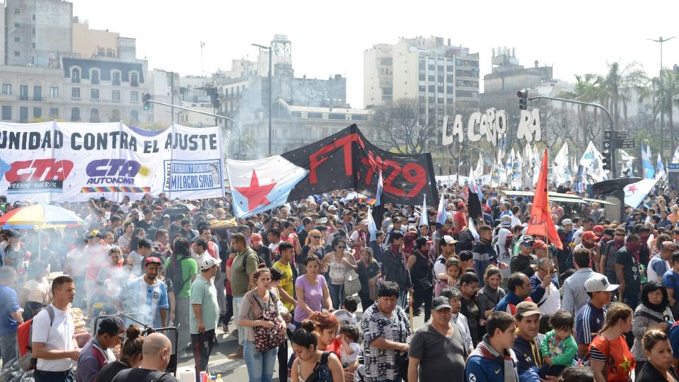 La manifestación llega a Av. de Mayo y 9 de Julio