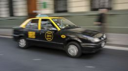 Algunos taxis circulan por la ciudad de Buenos Aires.
