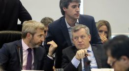 El ministerio del interior, Rogelio Frigerio, junto al diputado Emilio Monzo, en la Comisión de Presupuesto y Hacienda de Diputados.