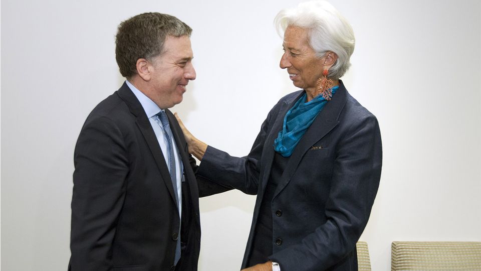 El ministro Dujovne y la directora del FMI anuncian un nuevo crédito para la Argentina.