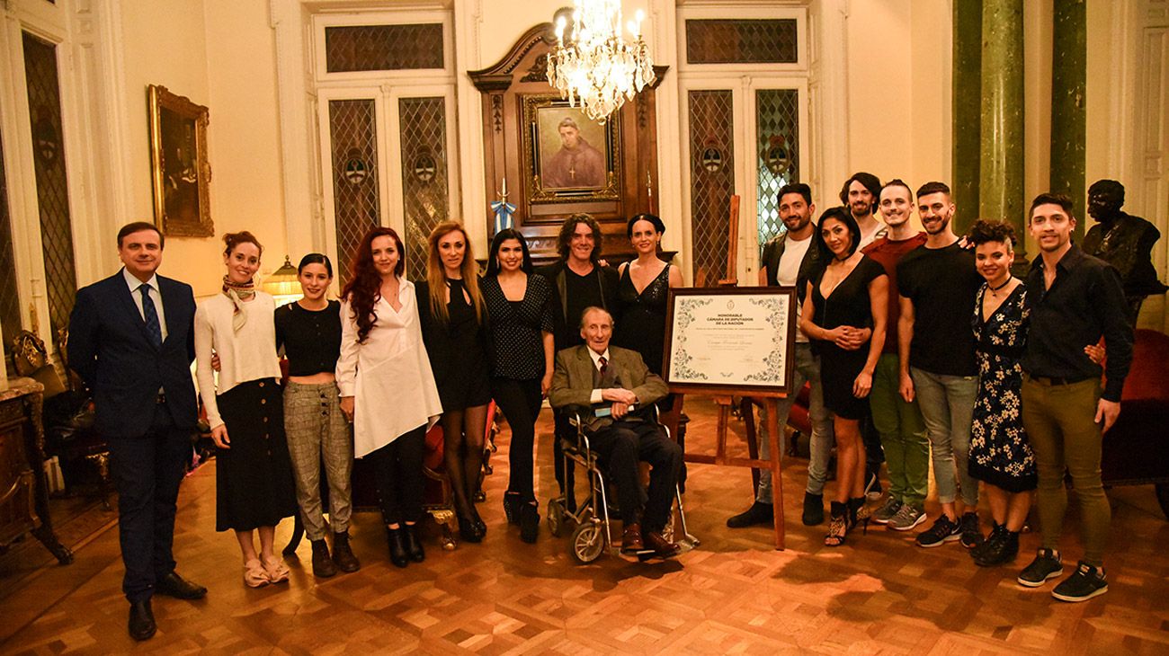 Se homenajeó a Enrique Fernando Lommi (96), el primer bailarín de excelencia del Teatro Colón, haciéndole entrega de la Mención de Honor  Dr. Juan Bautista Alberdi.