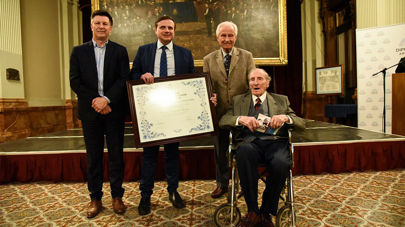 Se homenajeó a Enrique Fernando Lommi (96), el primer bailarín de excelencia del Teatro Colón, haciéndole entrega de la Mención de Honor Dr. Juan Bautista Alberdi.