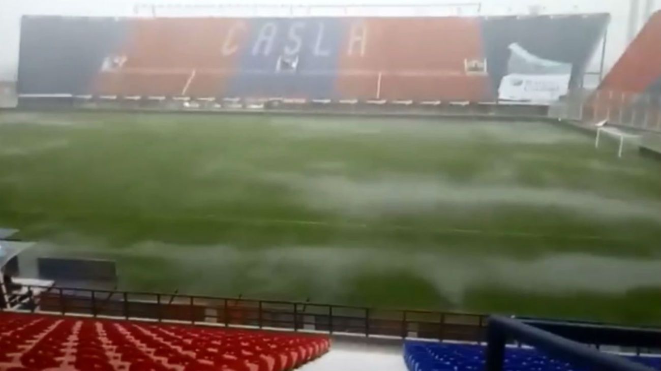 La cancha de San Lorenzo sufrió las consecuencias de la lluvia.