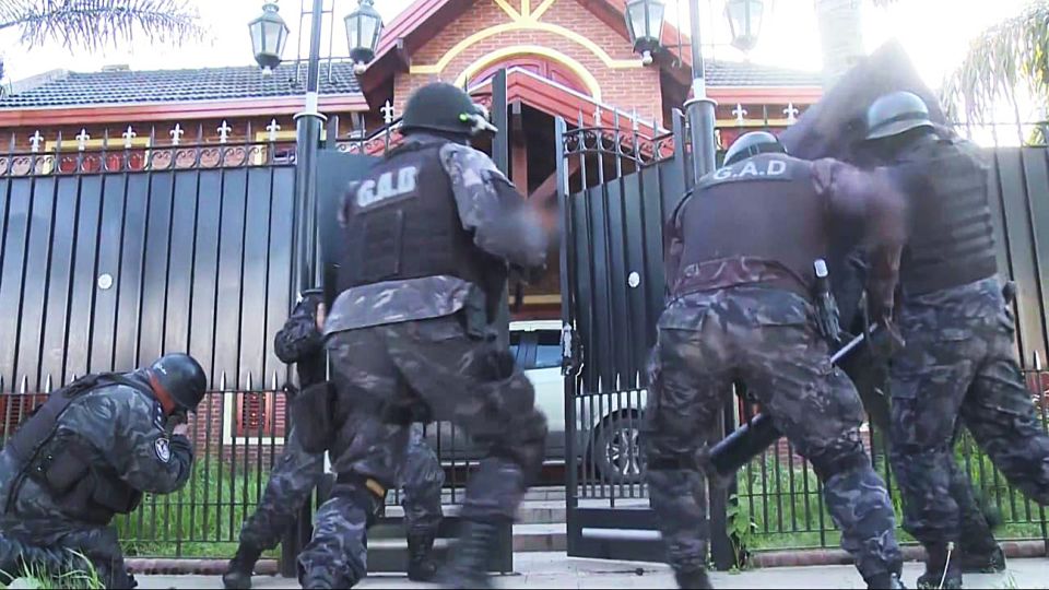 Lujos. En la casa de dos plantas, con un amplio parque y pileta de natación, fue detenida una pareja. El centro de operaciones lo tenían en un local de Ezeiza.