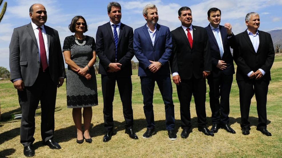 MENSAJE. El ministro del Interior junto a los gobernadores Manzur, Corpacci, Uñac, Casas y Zamora.