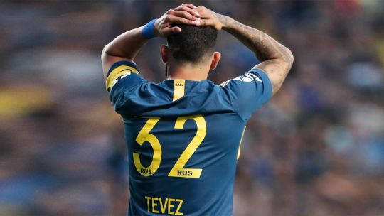 Influencia China. En cada partido Tevez se devalúa más que el peso.