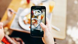 Comer sin celulares: los restaurantes se ponen en Modo Mesa