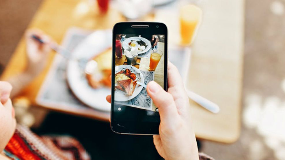 Comer sin celulares: los restaurantes se ponen en Modo Mesa