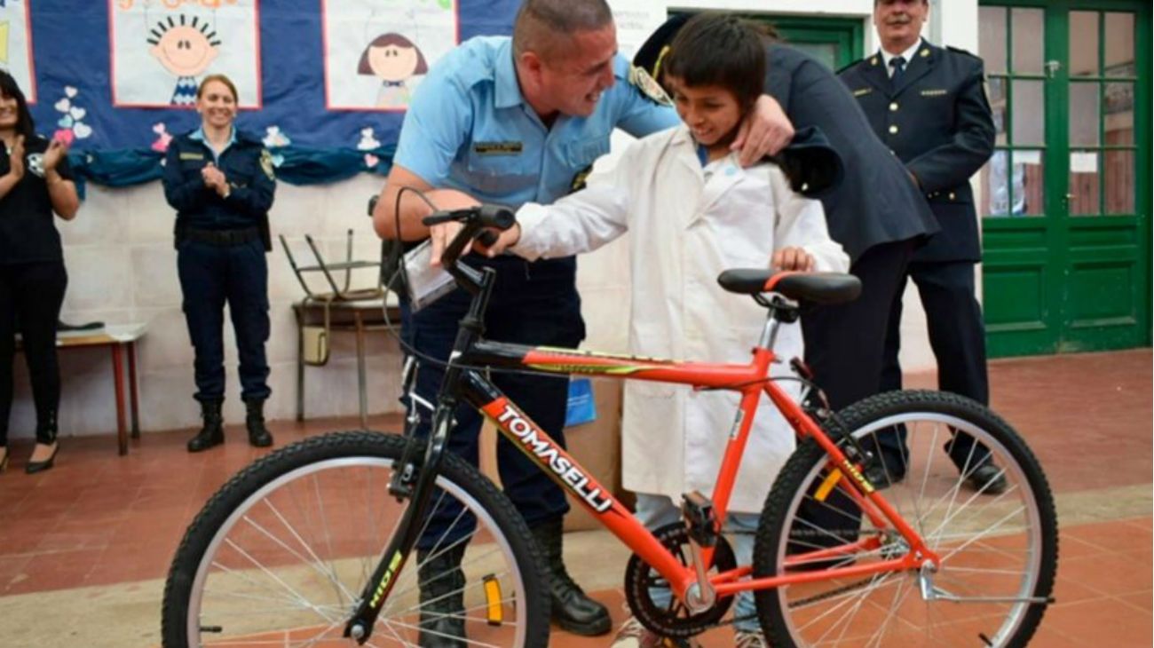 Agustín Bautista tiene 9 años y fue homenajeado en su escuela por el gesto de honestidad que tuvo al encontrar una billetera con 25 mil pesos y devolvérsela a su dueño. 