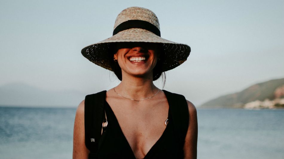 Sonreír reduce el estrés, entre otros beneficios.
