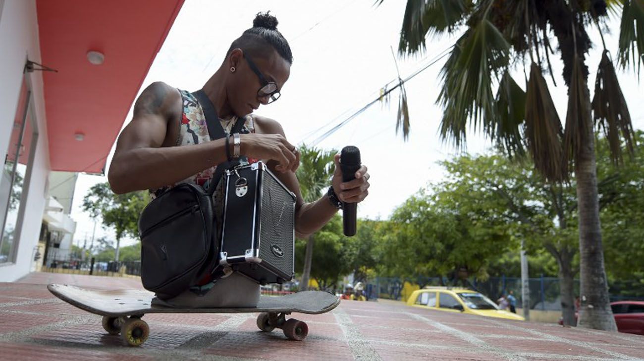 El cantante de Rap Alfonso Mendoza nació sin piernas, pero la adversidad no le impide llevar una vida plena.