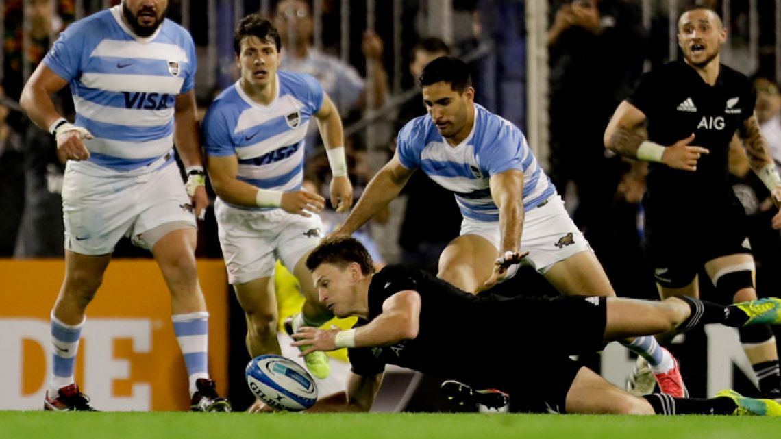 The Pumas take on the All Blacks, center, during the Rugby Championship match in Buenos Aires, September 29, 2018. 