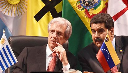Juntos. Los mandatarios Tabaré Vázquez y Nicolás Maduro dialogan en un encuentro de líderes del continente. Uruguay calla la situación de Venezuela.