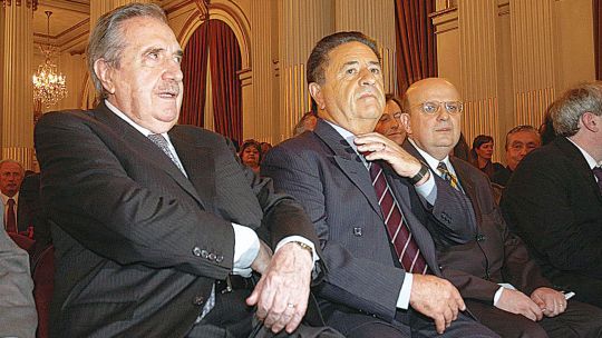 Diálogo. Raúl Alfonsín debatió distintas cuestiones de gobernanza con Duhalde en las crisis.
